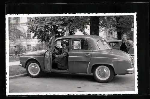 AK Auto Renault Dauphine, Frau beim Einparken