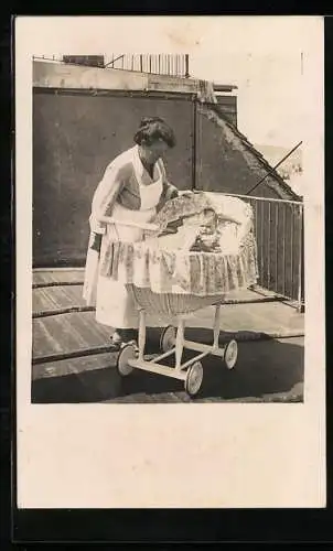 AK Mutter betrachtet das Kind im Kinderwagen