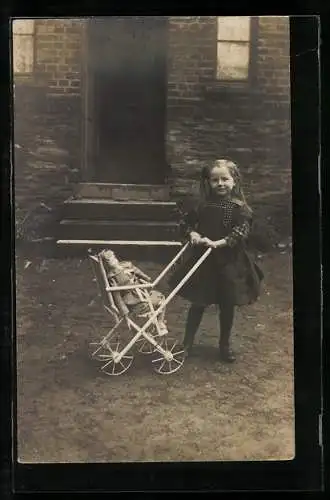 AK Mädchen schiebt den Kinderwagen mit der Puppe