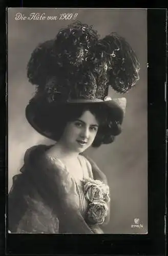 AK Hübsche Frau mit auffälligem Hut, Mode 1909
