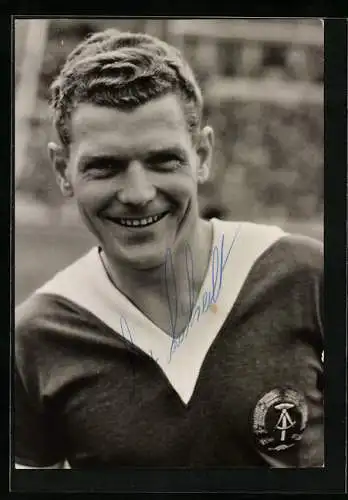 AK Fussballspieler Kurt Liebrecht, geb. 24.12.1936, BSG Lok Stendal, Halbporträt mit Autogramm