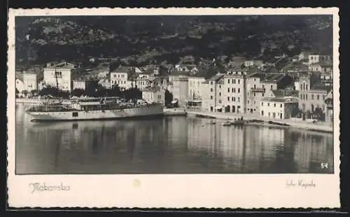 AK Makarska, Dampfer an der Anlegestelle, Ortspartie vom Wasser aus gesehen