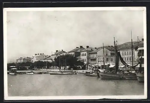 AK Crikvenica, Hafenpartie mit Hotel Belle Vue