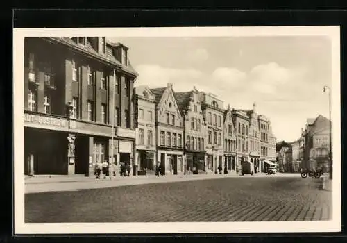 AK Güstrow, Markt mit Passanten