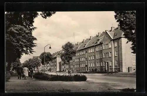 AK Güstrow, Neukruger Strasse mit Passanten