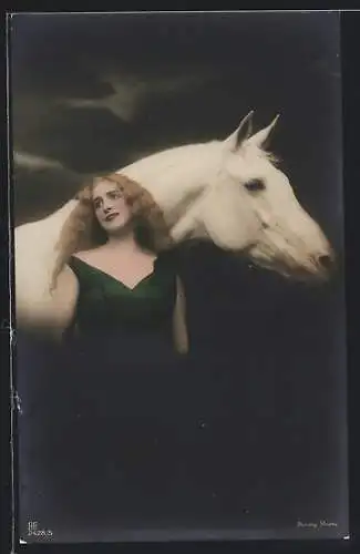 AK Schauspielerin Henny Porten mit weissem Pferd