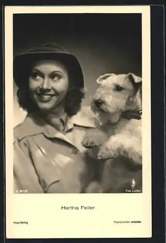 AK Schauspielerin Hertha Feiler mit ihrem Hund