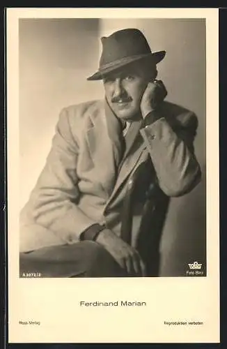 AK Schauspieler Ferdinand Marian in Hut und Mantel