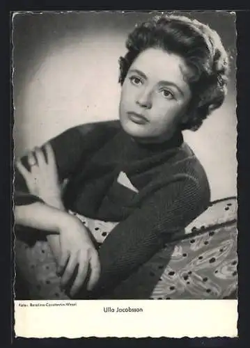 AK Schauspielerin Ulla Jacobsson schaut über Sofa