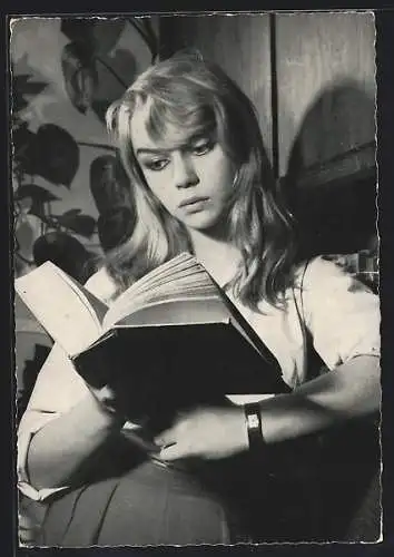 AK Schauspielerin Marion Michael liest in einem Buch