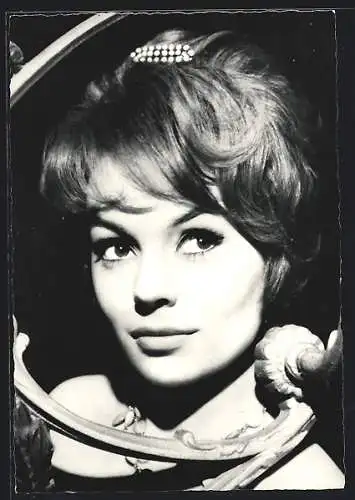 AK Schauspielerin Pascale Petit mit Haarspange