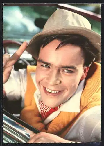 AK Schauspieler Michael Cramer grüsst aus dem Auto