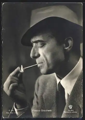 AK Schauspieler Fosco Giachetti mit Hut eine Zigarette anzündend