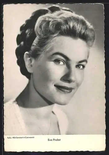 AK Schauspielerin Eva Probst mit markanten Augenbrauen