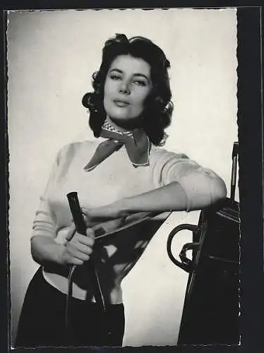 AK Schauspielerin Myriam Bru mit Halstuch und Golfschläger