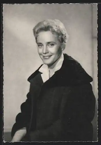 AK Schauspielerin Maria Schell lächelnd in Kamera schauend