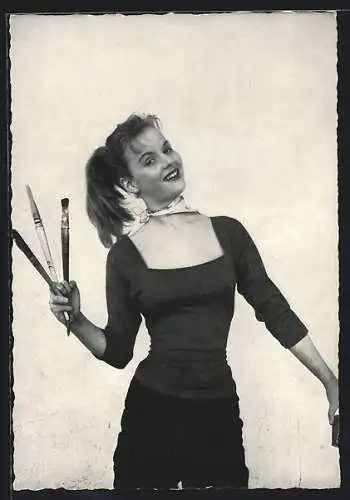 AK Musikerin Heidi Brühl mit Pinsel in der Hand