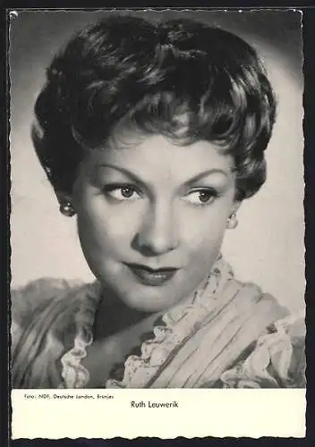 AK Schauspielerin Ruth Leuwerik mit Ohrringen