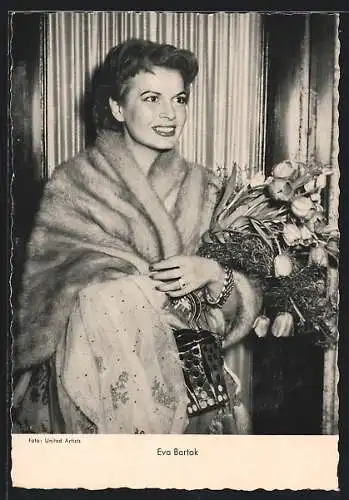 AK Schauspielerin Eva Bartok im Pelzmantel mit Blumenstrauss