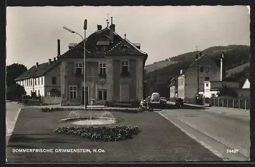 AK Grimmenstein /N.Ö., Strassenpartie mit Brunnen