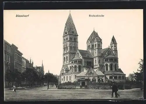 AK Düsseldorf, Rochuskirche mit Strassenpartie und Passanten