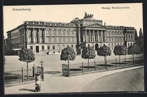 AK Braunschweig, Herzögl. Residenzschloss mit Strassenpartie