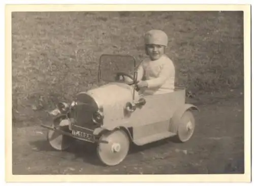 Fotografie Tretauto Cebaso, niedliches Kind fährt mit Spielzeug-Blechauto herum