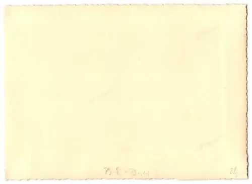 Fotografie Tretauto Cebaso, niedliches Kind sitzt im Spielzeug-Blechauto