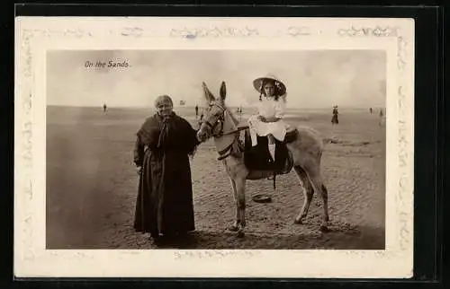 AK Mädchen auf einem Maultier am Strand