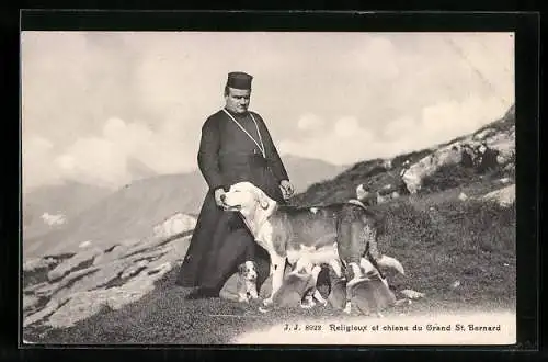 AK Grand St. Bernard, Ansicht eines Mannes mit Bernhardiner und Welpen