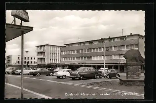AK Rüsselsheim, Blick in die Danziger Strasse, Autos auf dem Parkplatz vor Victoria Apotheke