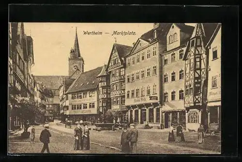 AK Wertheim a. M., Marktplatz mit Passanten und Geschäften