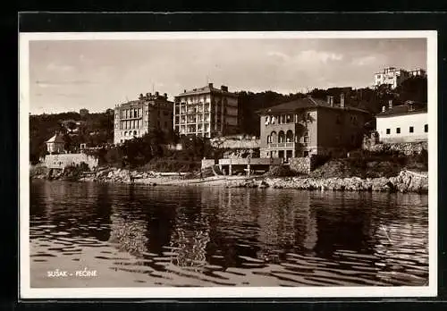 AK Pecine, Blick vom Meer auf die Ortschaft