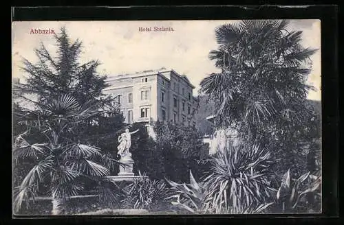 AK Abbazia, Hotel Stefania mit Palmengarten und Statue