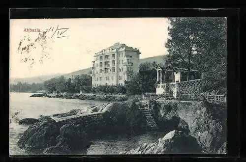 AK Abbazia, Küstenpartie mit Blick zu einem Hotel