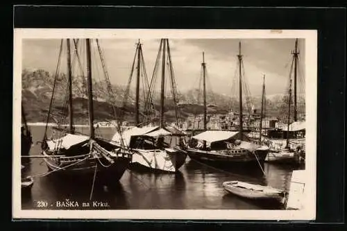 AK Baska na Krku, Hafenpartie mit Segelschiffe