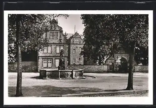 AK Friedberg i. H., St. Georgsbrunnen mit Schloss