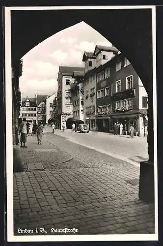 AK Lindau i. B., Blick zur Hauptstrasse durch ein Tor