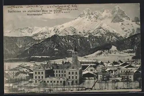 AK Saalfelden, Ortsansicht im Winter mit Wintersportplatz und Riemanshaus im Gebirge