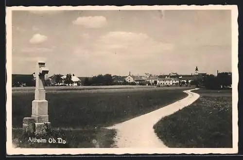 AK Altheim /Ob. Do., Ortsansicht mit Wegkreuz von der Landstrasse aus