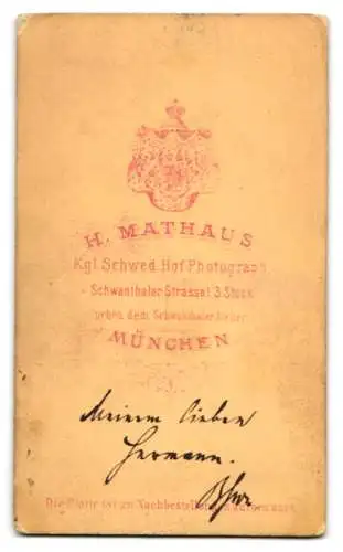 Fotografie H. Mathaus, München, Schwanthaler Strasse, Bürgerlicher Herr im Anzug mit Fliege