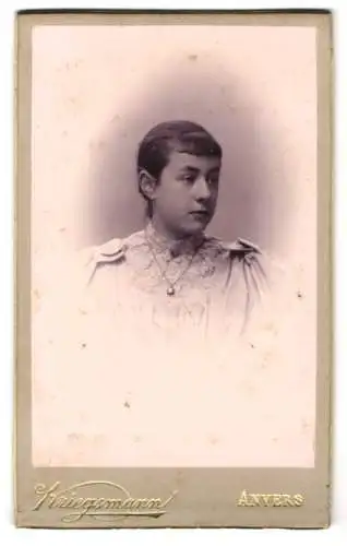 Fotografie Kriegsmann, Anvers, 5, Rue du Chêne, Lizzie Erich im Kleid mit Halskette