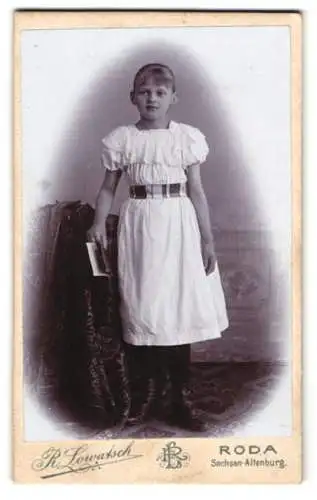 Fotografie R. Lowatsch, Roda /Sachsen-Altenburg, Junges Mädchen im weissen Kleid