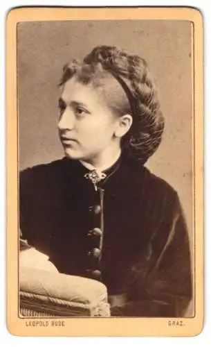 Fotografie Leopold Bude, Graz, Salzamtgasse 3, Junge Dame mit Flechtfrisur und Haarnetz