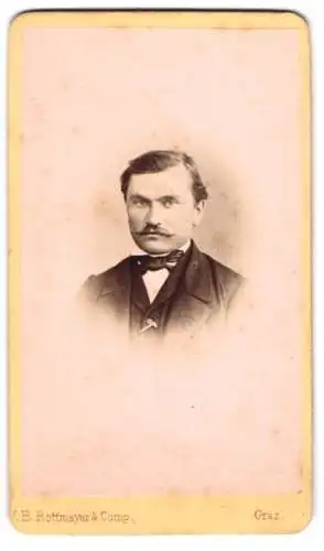 Fotografie J. B. Rottmayer & Comp., Graz, Schönaugasse 9, Eleganter Herr mit Schnauzbart