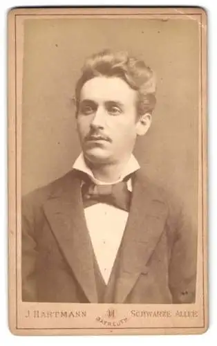 Fotografie J. Hartmann, Bayreuth, Schwarze Allee, Elegant gekleideter Herr mit Oberlippenbart