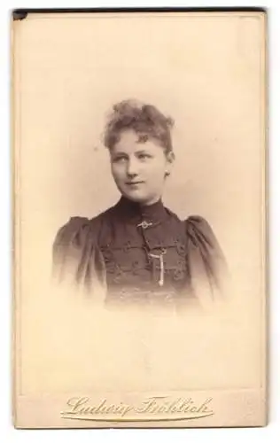 Fotografie Ludwig Fröhlich, Berlin, Lützow-Str. 73, Junge Dame mit zurückgebundenem Haar