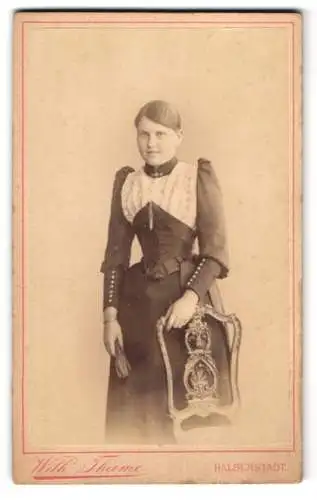 Fotografie Wilh. Thieme, Halberstadt, Elegante junge Dame mit Handschuhen