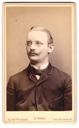 Fotografie H. Noack, Berlin, Unter den Linden 45, O. Stöcker im Anzug mit Brille