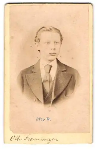 Fotografie Th. Kliem, Detmold, Lange-Strasse, Otto Fr. im dunklen Anzug mit Mittelscheitel und breiten Lippen